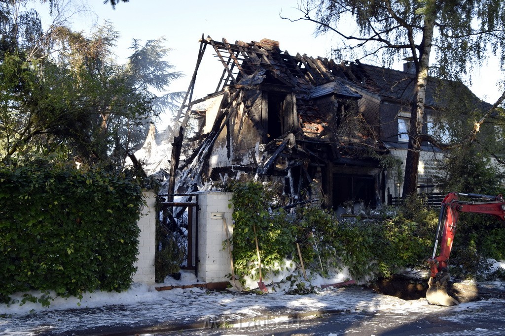 Grossfeuer Einfamilienhaus Siegburg Muehlengrabenstr P1297.JPG - Miklos Laubert